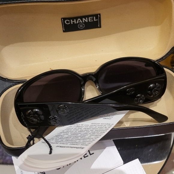 Vintage Chanel  Black Camilla Flower Sunglasses (preowned full set). - Picture 4 of 11